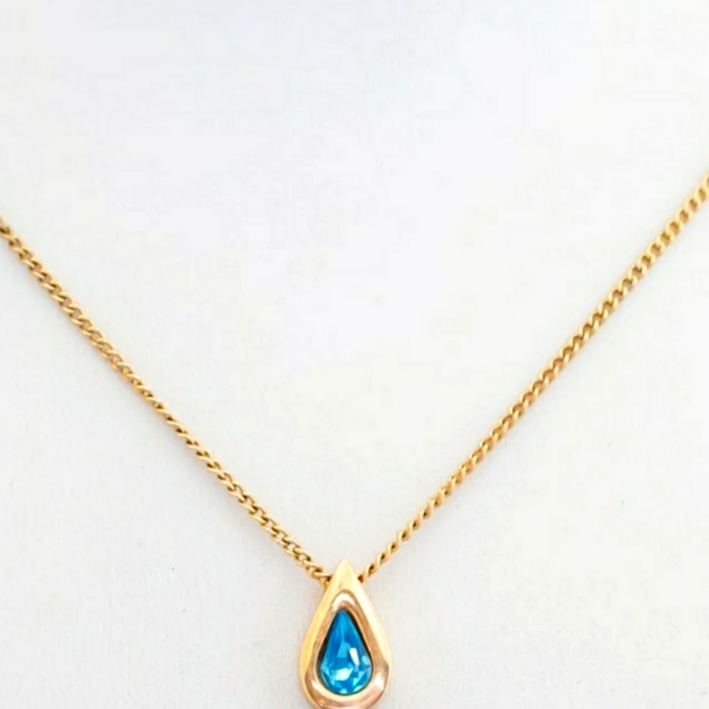 Vintage blue teardrop gold tone necklace by Avon